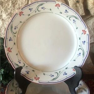 Gibson Designs GRACE 2 Dinner Plates 10 5/8"D Blue Red Floral Scalloped Edge EC